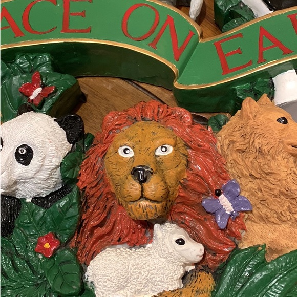 Peace on Earth Resin Wildlife Wreath - Picture 6 of 7